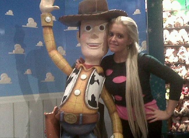 Este innebunita dupa Pamela Anderson si a cheltuit peste 23.000 de euro ca sa semene cu idolul ei. Vezi cum arata