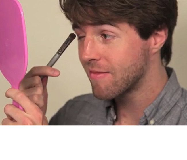 Un VIDEO hilar! Cum incearca trei barbati sa se machieze, urmarind indicatiile unui make-up artist
