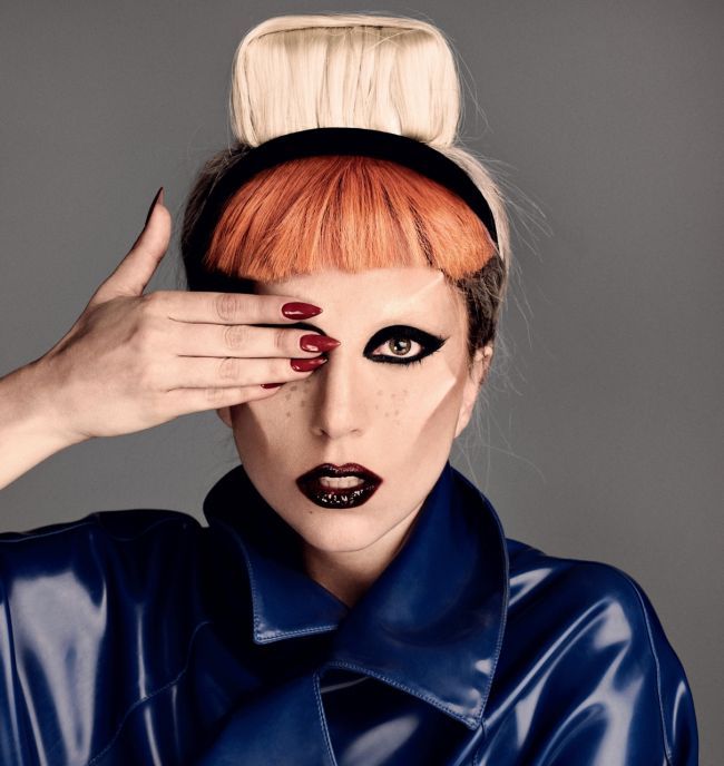 Cea mai traznita costumatie de pana acum. Cu ce masca bizara a iesit Lady Gaga in public
