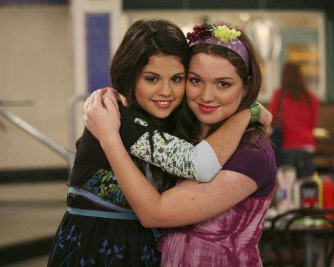 Era cea mai buna prietena a Selenei Gomez in serialul Wizards of Waverly Place. Cum arata acum Jennifer Stone, actrita care o interpreta pe Harper