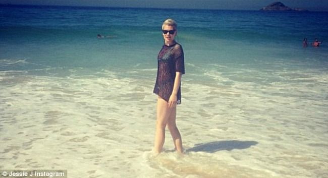 Fara pic de celulita pe corp, dar totusi desfiintata. Jessie J, asemanata cu un baietel atunci cand e imbracata doar in costum de baie