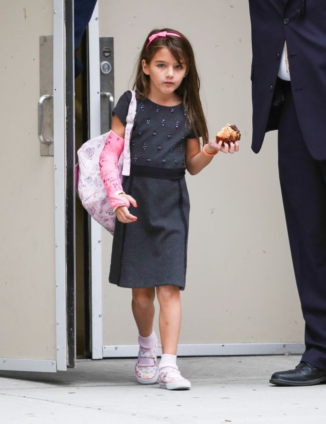 Katie Holmes, mesaj adorabil pentru fiica ei, Suri. Pe ce suport mai putin obisbnuit si-a manifestat celebra mama dragostea