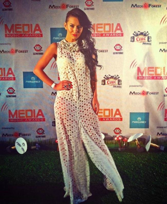 E rochie sau salopeta? Vezi tinuta interesanta si bizara aleasa de Giulia pentru premiile Media Music Awards