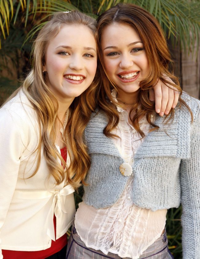 Ti-o amintesti pe Lilly din Hannah Montana ? Uite cum arata la 21 de ani actrita Emily Osment