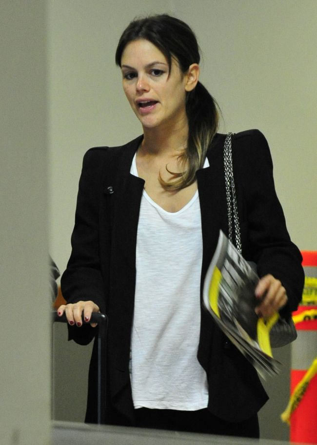 In reviste e frumusica, dar pe strada... uratica. Vezi cum arata Rachel Bilson fara pic de machiaj, intr-o zi normala din viata ei