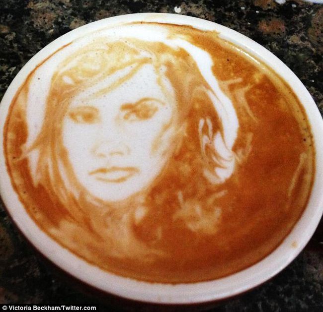 Ultima fita printre vedetele de afara: portretul in cafea. Cum arata chipul Victoriei Beckham realizat din spuma unui latte