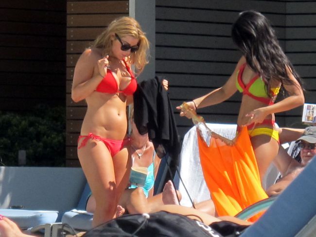 Costumul de baie cu care o frumoasa bruneta a atras atentia tuturor. Vezi cat de bine arata