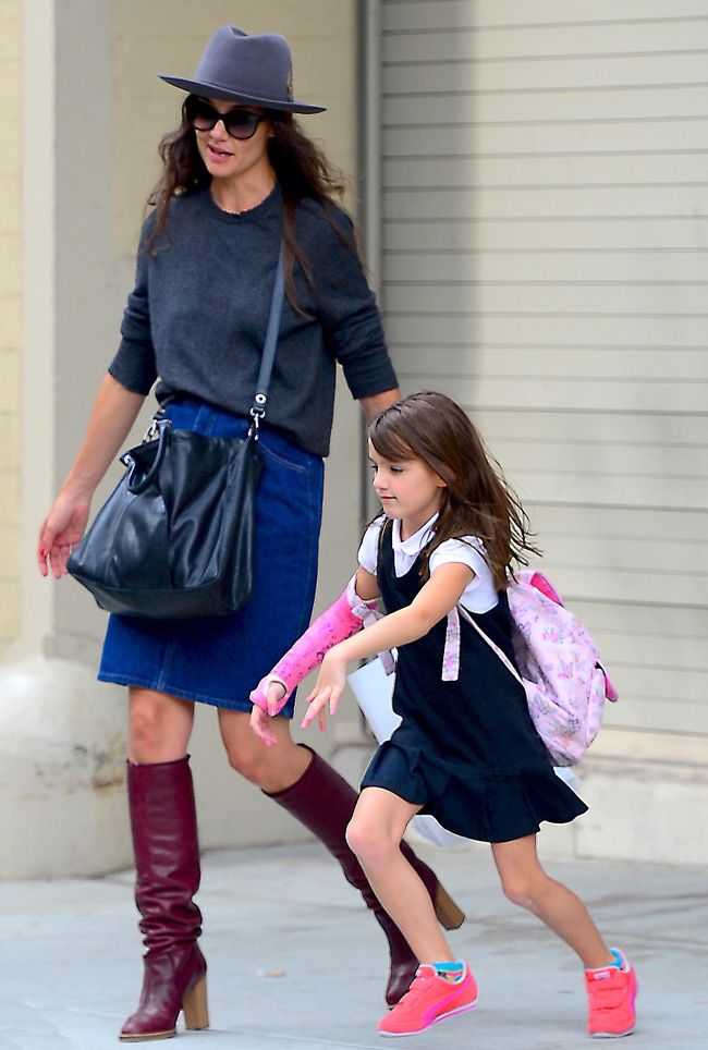 Katie Holmes ar fi avut o aparitie batraneasca si neinspirata, daca nu ar fi fost salvata de cizmele foarte stylish. Cum arata tinuta in partea de jos