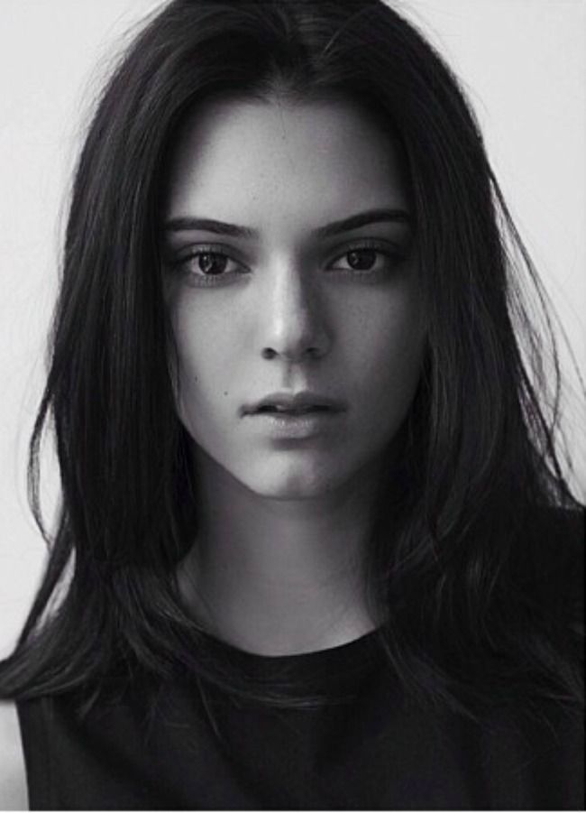 Kendall Jenner, nemachiata. Cum arata singura membra a familiei Kardashian care indrazneste sa renunte la machiaj