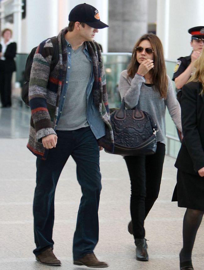 Mila Kunis, suprinsa de paparazzi alaturi de Ashton Kutcher, nemachiata si nearanjata. Cum arata una dintre cele mai sexy femei cand se imbraca normal si nu se fardeaza