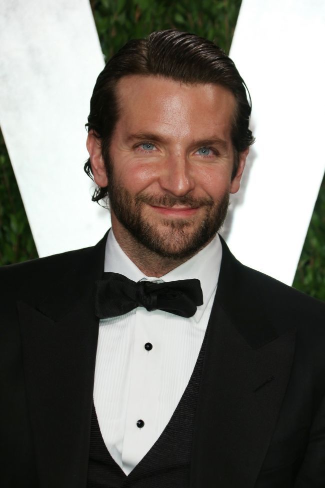Imaginile pe care toate femeile isi doreau sa le vada. Cum arata Bradley Cooper la plaja, fara tricou, needitat in Photoshop