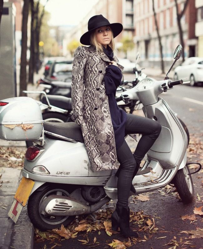 Nu lasa ploaia sa-ti dicteze garderoba. 11 sugestii de tinute stylish pentru zilele ploioase