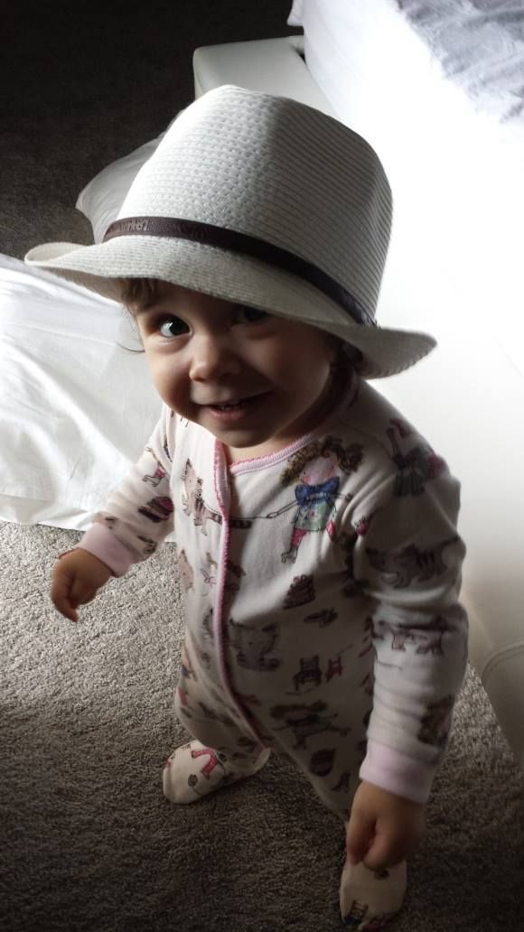 Adorabil! Fetita lui Pepe, dansatoare iscusita la 1 an. Cum se misca pe melodia Inevitabil va fi bine , cantata de nasa ei