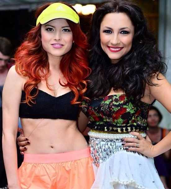 Elena Gheorghe, sexy intr-o rochie mulata, plina de inimioare si transperanta, care i-a lasat lenjeria la vedere. Detaliul care i-a scapat