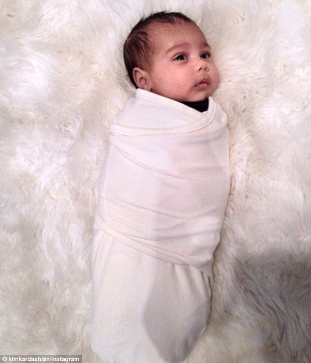 Mi-a lipsit ingerasul meu! . Kim Kardashian a postat o fotografie noua cu North West. Vezi cat de simpatica este micuta