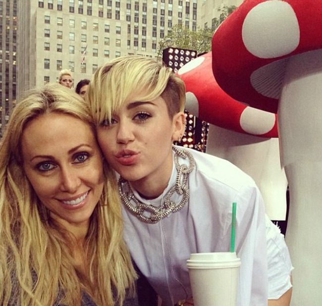 Miley Cyrus, copia fidela a mamei ei. Cum arata si cum a fost surprinsa femeia pe care o blameaza parintii din intreaga lume