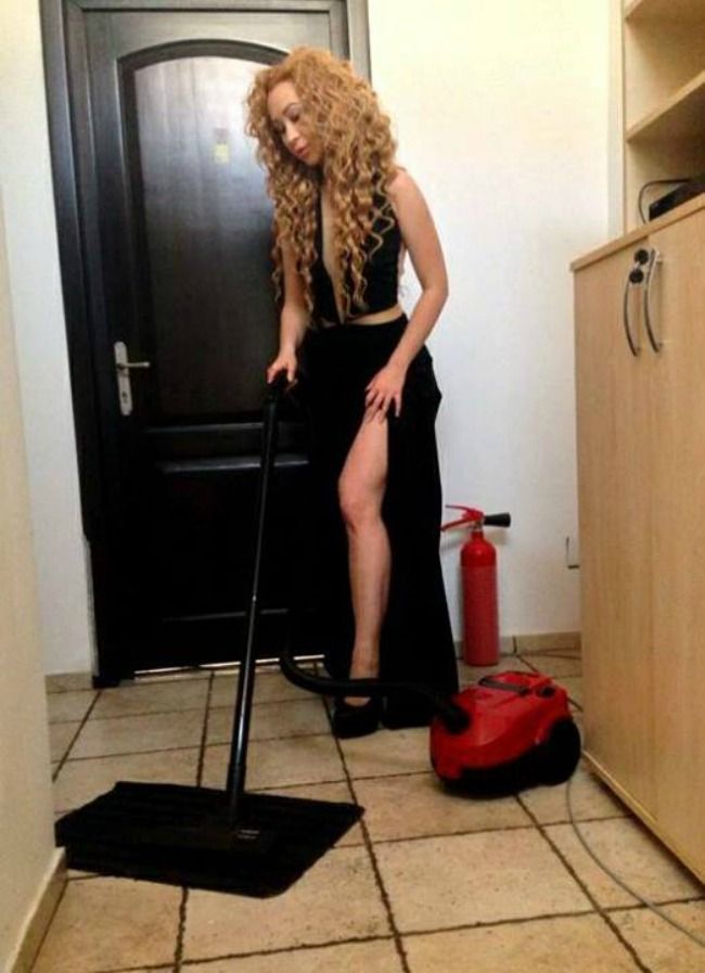 Blonda care indeplineste toate fanteziile domnilor. Ce vedeta din Romania s-a pozat in ipostaza de casnica sexy, dand cu aspiratorul prin casa
