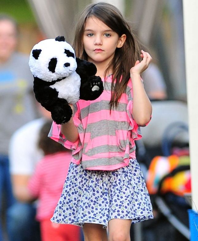 Suri Cruise incearca sa fie un copil normal. Cat de fericita e de cand a scapat de certurile din familie