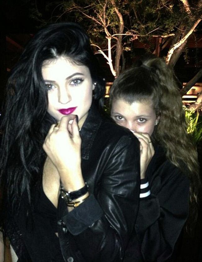 Tara arde si ele...pozeaza. In ce ipostaze sexy s-au fotografiat Kendall si Kylie Jenner de cand s-a anuntat divortul parintilor