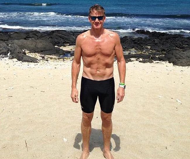 E cel mai de temut bucatar din Marea Britanie. Nu o sa-ti vina sa crezi cum arata Gordon Ramsay cand isi da sortul de chef jos