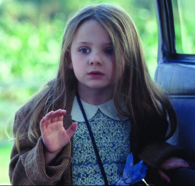 O mai tii minte pe adorabila fiica a lui Mel Gibson din Signs ? Vezi in ce adolescenta sexy s-a transformat actrita care a interpretat-o, Abigail Breslin