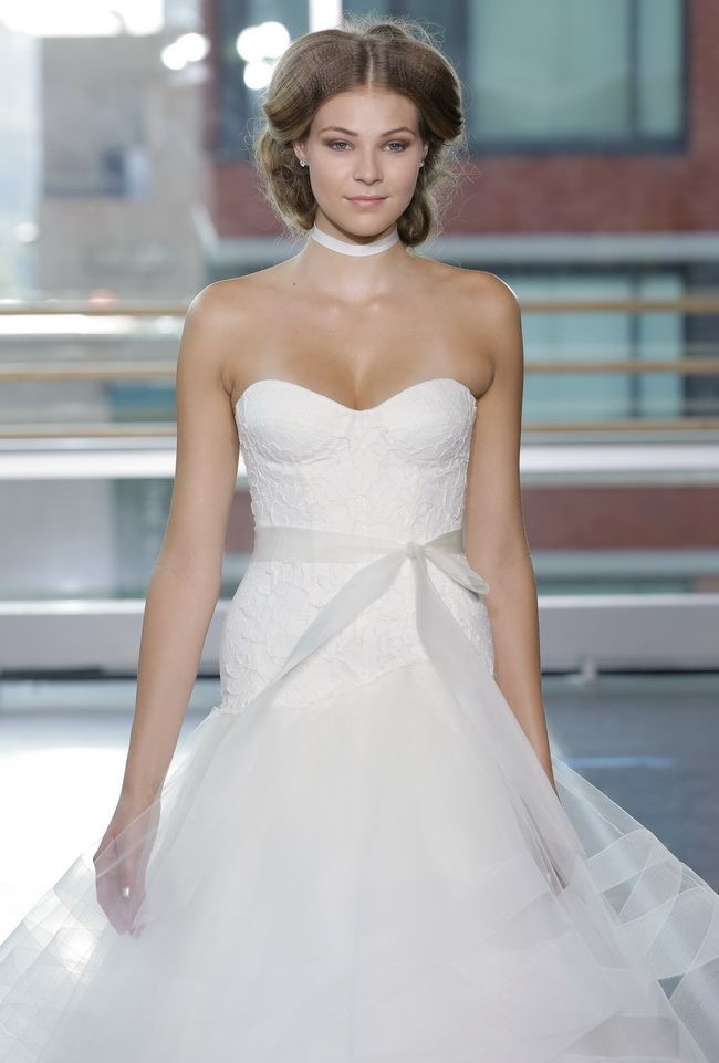 Gestul scandalos facut de doua modele, pe catwalk. Ce au facut in timpul unei prezentari pentru rochii de mireasa