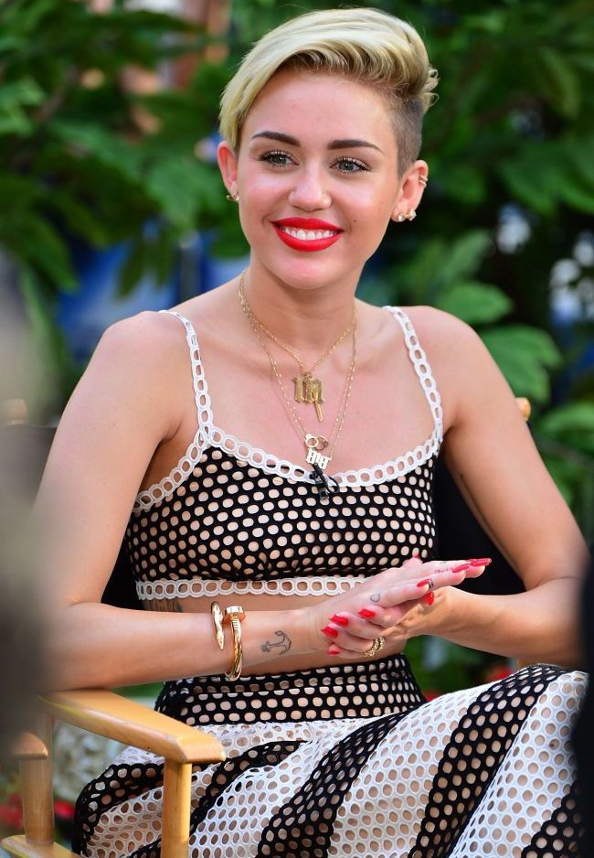 Este indragostita pana peste cap de el! Cum arata si cine este noul iubit al lui Miley Cyrus