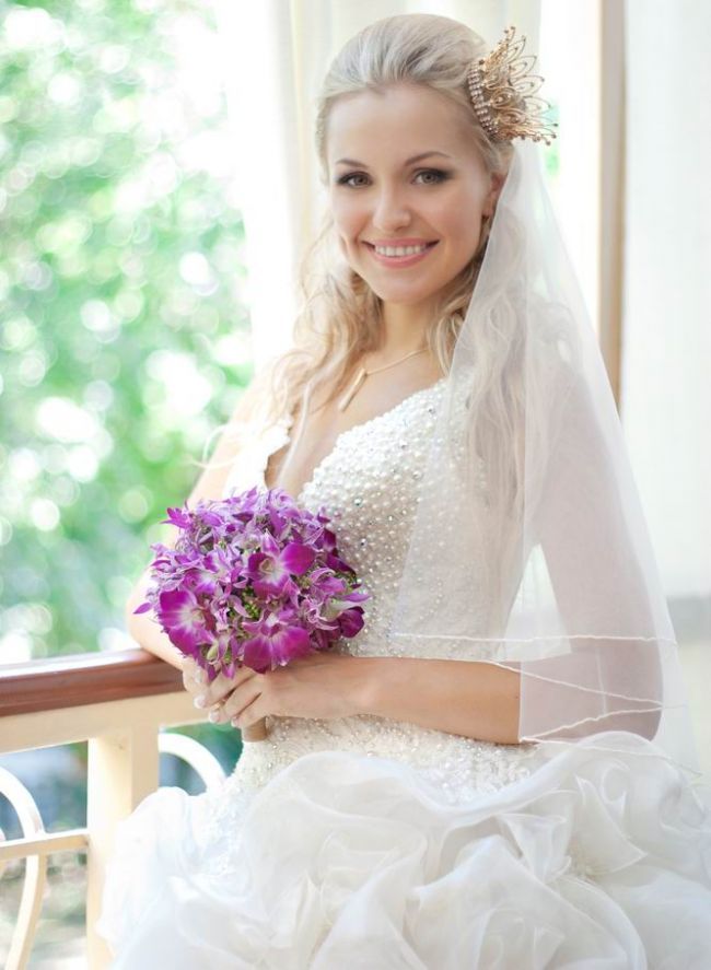 Ultima fita in materie de nunti. Miresele nu mai arunca buchetul spre invitatele necasatorite, ci ceva mult mai amuzant: FOTO