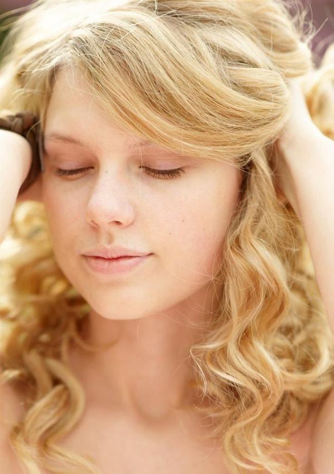 De ce nu se dezlipeste Taylor Swift niciodata de mascara si de ruj. Cat de stearsa arata fata cantaretei cand e nemachiata
