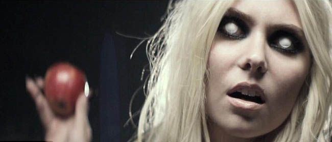 In Gossip Girl era o blonda ingenua, acum a ajuns sa isi ingrozeasca fanii cu serpi, ochi de demon si ipostaze sexuale