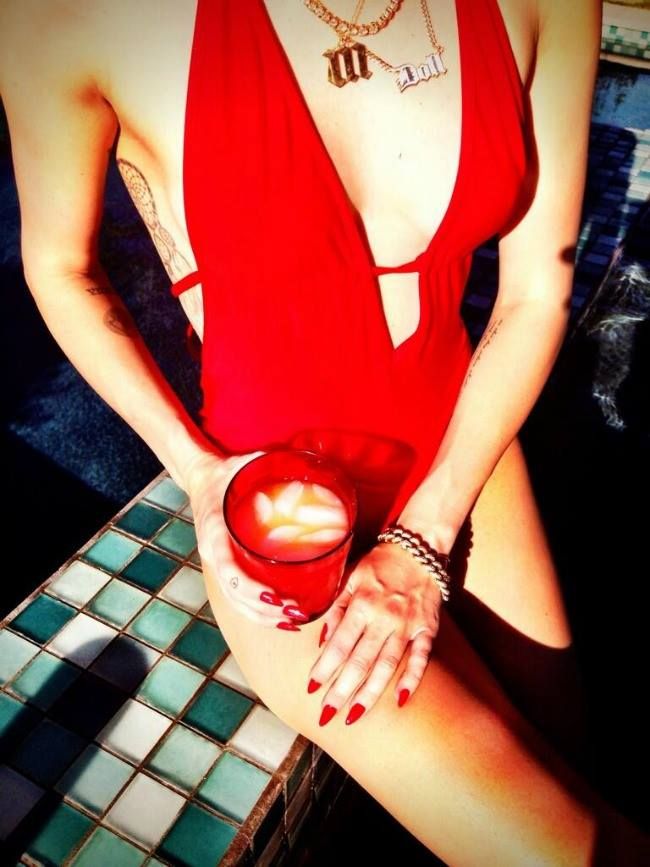 Cum arata corpul lui Miley Cyrus in realitate, fara Photoshop sau retusuri. Vedeta a postat o poza in costum de baie care starnit reactii puternice printre fani