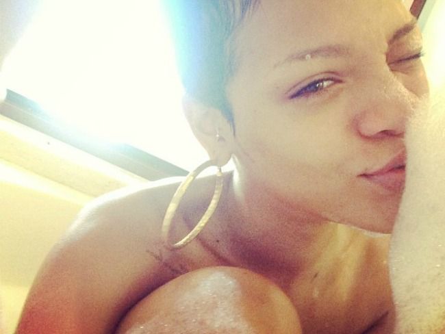 Inca o poza nud marca Rihanna. Ce a lasat la vedere de data aceasta