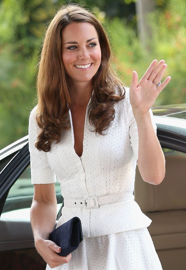 Ca o adevarata printesa. In ce rochie a impresionat Kate Middleton imediat dupa botezul printului George