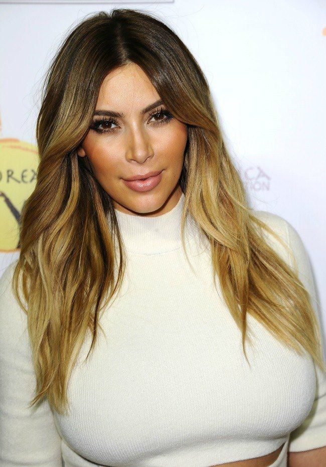 Prima aparitie in calitate de femeie logodita. Kim Kardashian i-a lasat masca pe toti intr-o rochie cu croiala bizara in spate