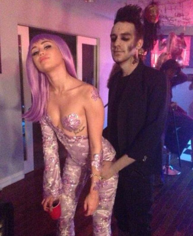 Miley Cyrus, regina controverselor, loveste din nou. In ce tinuta scandaloasa s-a costumat cantareata pentru Halloween