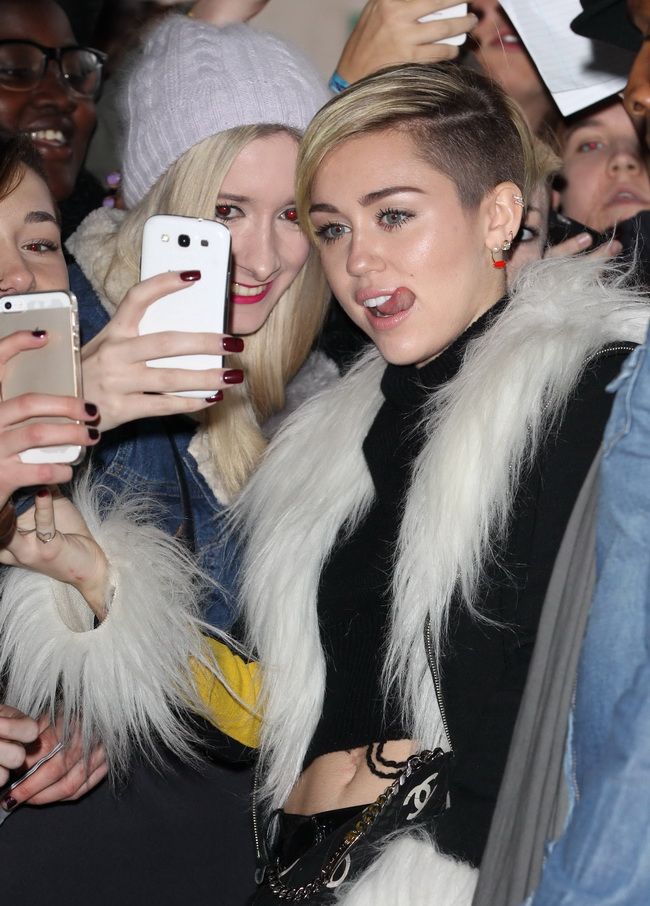 Dezastru vestimentar ambulant. Miley Cyrus s-a facut de ras intr-o haina de blana si incaltari sport