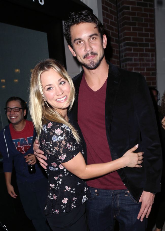 Kaley Cuco si logodnicul ei, in vacanta in Bahamas. Cat de sexy e starul din The Big Bang Theory in bikini si cat de indragostiti sunt cei doi