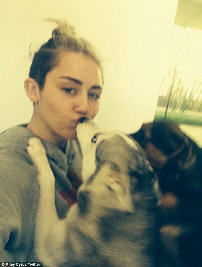 Sarutul care a scandalizat fanii. Cu cine s-a pozat Miley Cyrus intr-un act de tandrete