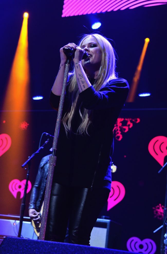 Avril Lavigne a renuntat la hainele de punkerita pentru covorul rosu de la Jingle Ball. Ce aparitie sexy a avut vedeta intr-o rochita neagra, transparenta
