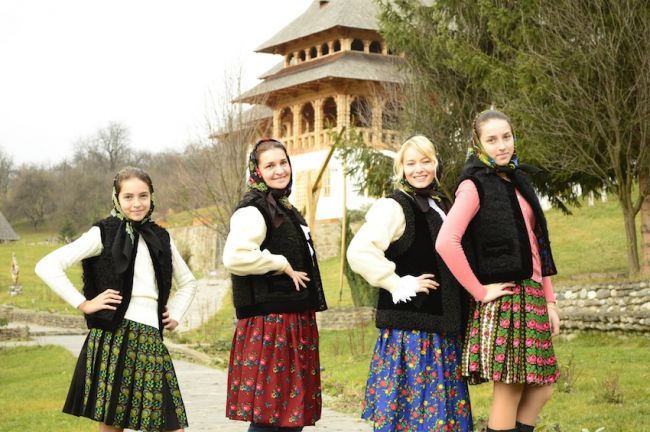 Laura Cosoi si iubitul ei, in vizita la manastire. Cum s-au imbracat cei doi de au fost de nerecunoscut