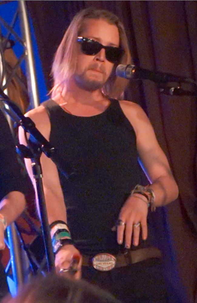 Macaulay Culkin....in concert la New York. Cum arata pe scena fostul copil-minune din Singur acasa , care n-a mai fost vazut la un eveniment de luni de zile