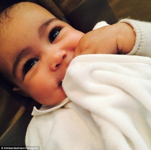 North West la 6 luni. Cum arata acum fetita lui Kim Kardashian si a lui Kanye West, intr-o imagine de 1 milion de like-uri
