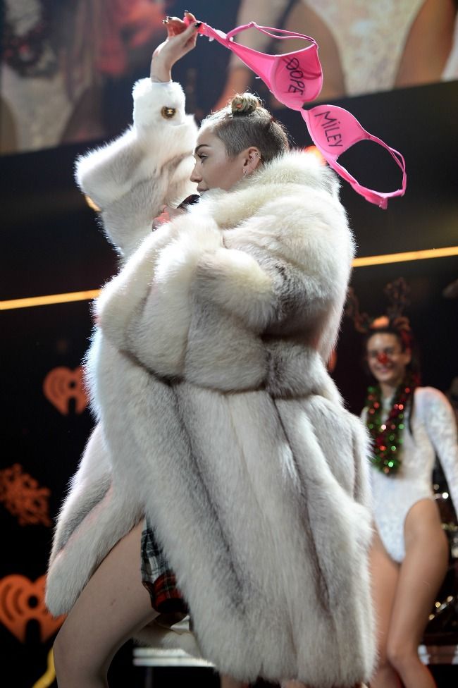 Si-a scos sutienul, s-a mangaiat in zonele intime si a mimat scene de sex cu un Mos Craciun. Vezi imaginile incendiare cu Miley Cyrus care i-au scandalizat pe fani