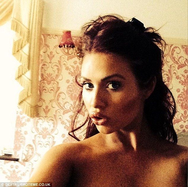 Pare cumintenia intruchipata, dar posteaza tot felul de poze incendiare pe internet. Ce vedeta isi incanta admiratorii cu privelisti fierbinti
