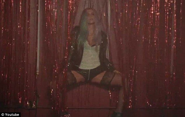 A arata tot in cel mai recent videoclip. Cum arata Ke$ha in rolul unei tinere care face striptease