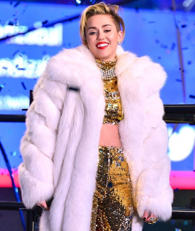 Miley Cyrus, intr-o imagine pe care tatal ei nu ar vrea sa o vada. Ce parte a corpului si-a expus intr-un pictorial care nu lasa loc imaginatiei