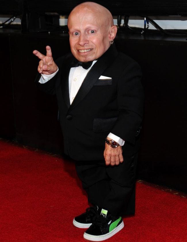 Este unul dintre cei mai scunzi si cunoscuti oameni de pe Pamant. Ce face si cum arata Mini-Me