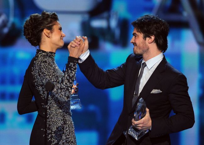 Dupa ce a fost surprinsa in vacanta alaturi de un coleg de platou, Nina Dobrev a aparut pe covorul rosu tinandu-se de mana cu un barbat misterios. Cum arata acesta