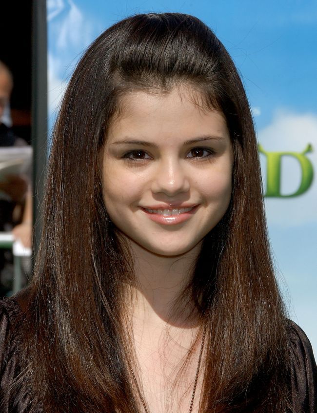 Acum nu are nici cea mai mica jena sa zambeasca in fata camerelor. Cum arata insa Selena Gomez inainte sa isi faca dantura