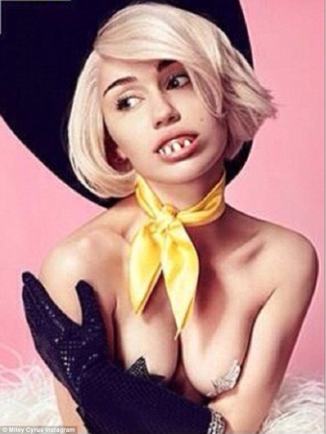 Topless, cu dinti falsi si peruca. Imaginea cu care Miley Cyrus si-a ingrozit fanii